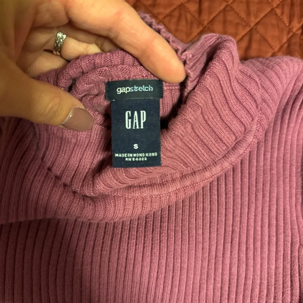 Gap mauve pink ribbed stretchy turtleneck. Size S - Picture 2 of 7